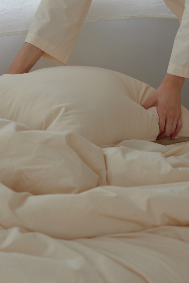 [오디넌트] 심플팔레트 100수 고밀도 순면 차렵이불 S(SS) 베개커버+이불세트는 부드러운 100수 고밀도 순면 소재로 제작되어 포근한 사용감을 선사합니다. 샌드 베이지, 허니 베이지 두 가지 색상으로 출시되어 심플하고 미니멀한 침실 분위기를 연출할 수 있습니다. SS, S 사이즈로 구성되어 있으며, 베개커버와 차렵이불이 함께 제공됩니다. 무지 디자인으로 어떤 침구와도 잘 어울리며, 사계절 내내 쾌적하게 사용할 수 있는 차렵이불입니다. 심플한 디자인과 고품질 소재의 조화로 편안한 잠자리를 완성해보세요.
