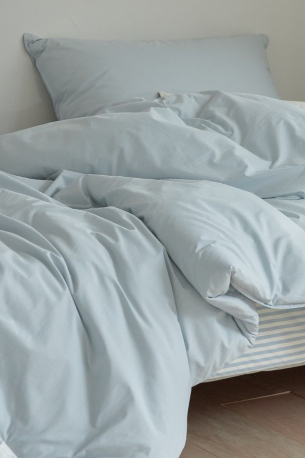 [오디넌트] 심플팔레트 100수 고밀도 순면 차렵이불 S(SS) 베개커버+이불세트는 부드러운 촉감과 미니멀, 베이직 스타일을 추구하는 분들을 위한 침구 세트입니다. 100수 고밀도 순면에 32mm 원사, 텐셀 30%를 함유하여 흡습, 통기성이 뛰어나고, 향균 기능으로 위생적입니다. 머서라이징 가공, 바이오워싱, 텀블워싱, 천연효소 처리로 제작되어 부드러움을 더했으며, 먼지 및 진드기 차단 기능과 마이크로파이버 충전재로 편안한 잠자리를 제공합니다. 샌드 베이지, 허니 베이지, 밀크 화이트, 휘핑 크림, 버터, 올리브 그린, 빈티지 블루, 소프트 블루 등 8가지의 다채로운 컬러 옵션으로 만나보세요. OEKO-TEX Standard 100 인증을 받아 안심하고 사용할 수 있습니다.
