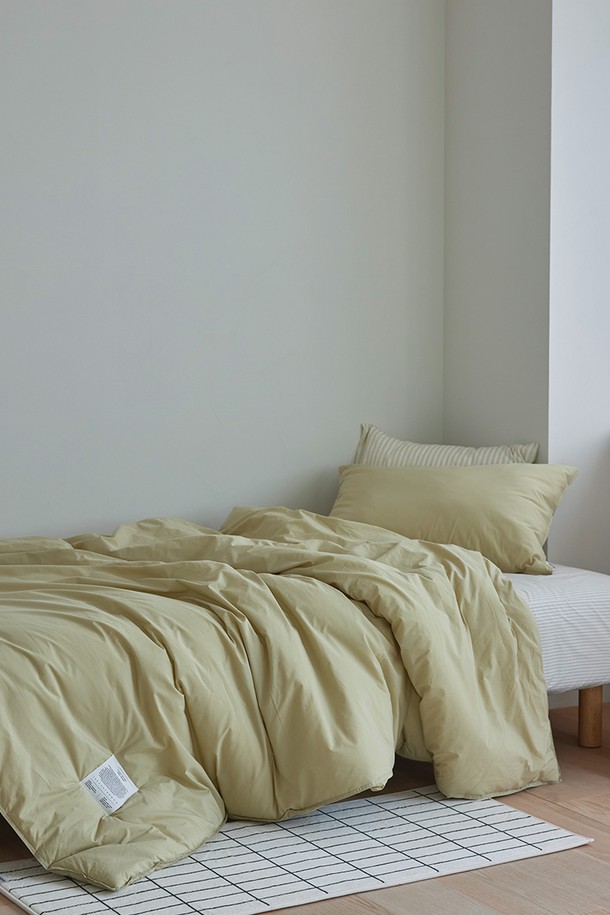 [오디넌트] 심플팔레트 100수 고밀도 순면 차렵이불 Q 베개커버+이불세트는 퀸 사이즈의 침구 세트입니다. 부드러운 순면 100수 고밀도 원단으로 제작되어 포근하고 쾌적한 잠자리를 선사합니다. 베이지 색상의 무지 디자인으로 심플하고 깔끔한 침실 분위기를 연출합니다. 차렵이불과 베개커버 구성으로 실용적이며, 데일리 침구로 사용하기 좋습니다.
