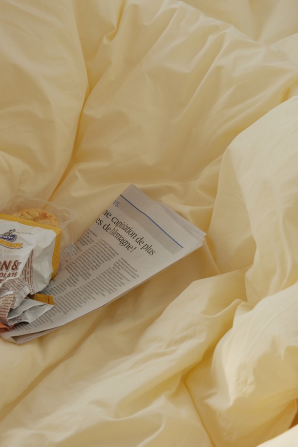 [오디넌트] 심플팔레트 100수 고밀도 순면 차렵이불 Q 베개커버+이불세트는 부드러운 촉감과 은은한 컬러감이 돋보이는 침구 세트입니다. 100수 고밀도 32mm 장섬유 면 소재로 제작되어 흡습 및 향균 기능이 뛰어나 쾌적한 잠자리를 제공합니다. 'Whipping Cream', 'Milk White', 'Butter' 등 10가지의 다채로운 무지 컬러 팔레트로 구성되어 있으며, 알러지 프리 및 외부 오염물질 차단 기능으로 안심하고 사용할 수 있습니다. 머서라이징 가공, 바이오워싱, 텀블워싱, 천연효소처리 등의 가공을 거쳐 먼지 발생을 최소화하고, 수축을 방지하여 오래도록 변함없는 품질을 유지합니다. 퀸(Q) 사이즈로 베개커버와 이불커버가 함께 구성되어 있습니다.
