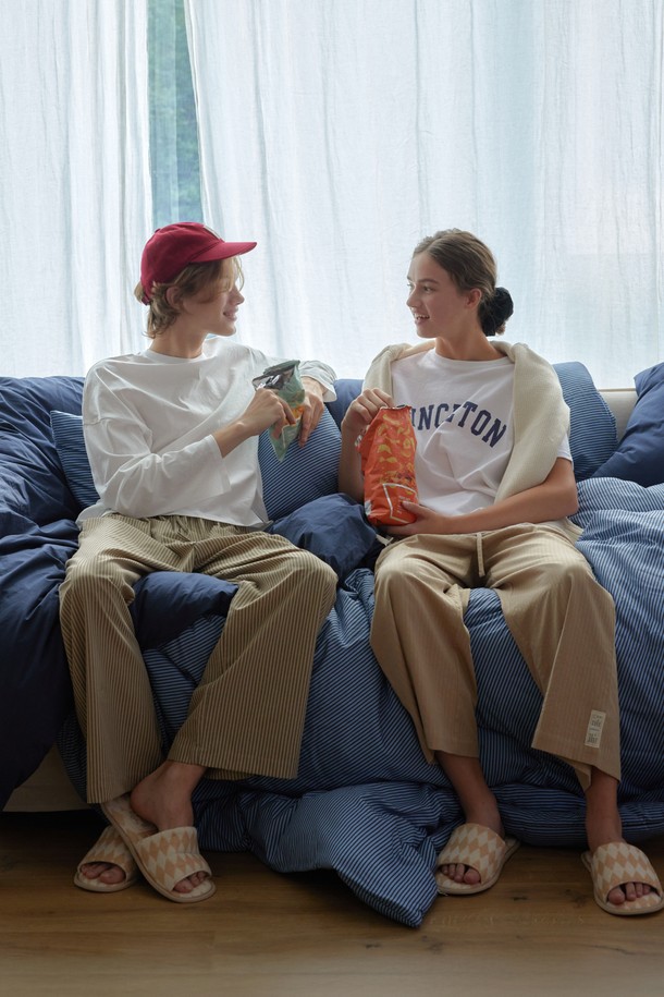 [오디넌트] 브린 순면 파자마 팬츠는 편안한 수면을 위한 공용 파자마 팬츠입니다. 부드러운 순면 소재로 제작되어 사계절 내내 쾌적하게 착용 가능하며, 집콕룩으로 안성맞춤입니다. 브라운 컬러에 세로 스트라이프 패턴이 적용되어 캐주얼하면서도 미니멀한 스타일을 연출합니다. 허리 밴딩 처리와 반바지 길이로 편안한 착용감을 선사하는 실용적인 아이템입니다.
