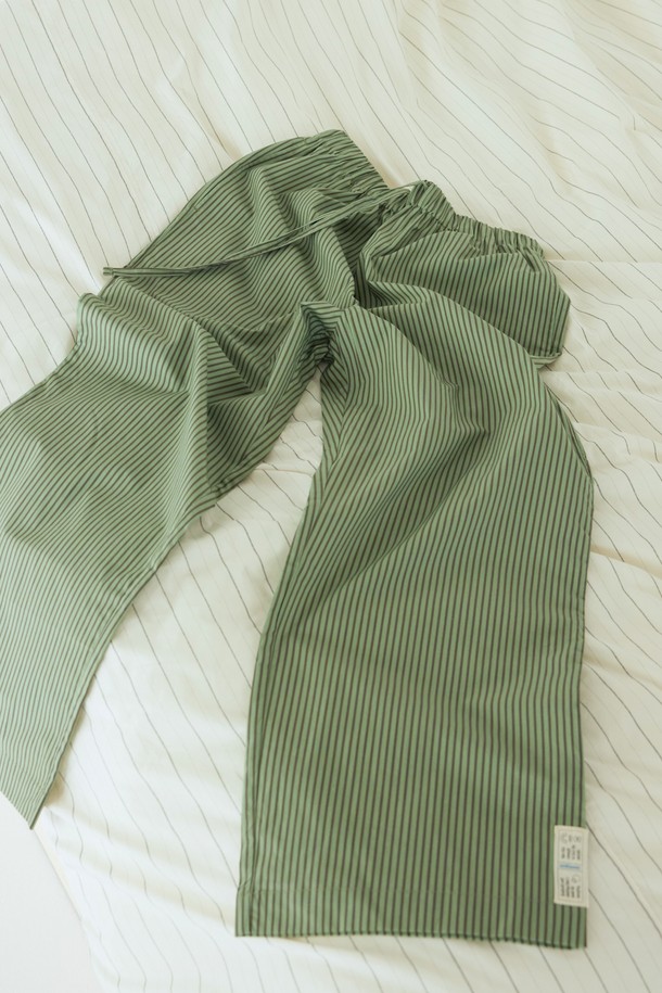 [오디넌트] 브린 순면 파자마 팬츠는 편안한 집콕룩을 위한 캐주얼 & 미니멀 스타일의 파자마 팬츠입니다. 그린과 화이트 두 가지 색상으로 제공되며, 사계절 내내 활용하기 좋은 아이템입니다. 100% 면 소재로 제작되어 부드러운 착용감을 선사하며, 밴딩 허리 디자인으로 활동성을 높였습니다. 스트라이프 체크 패턴으로 디자인되어 심플하면서도 세련된 느낌을 줍니다. 편안한 수면을 위해, 혹은 릴렉스한 실내 활동을 위해 이 파자마 팬츠를 선택해 보세요.
