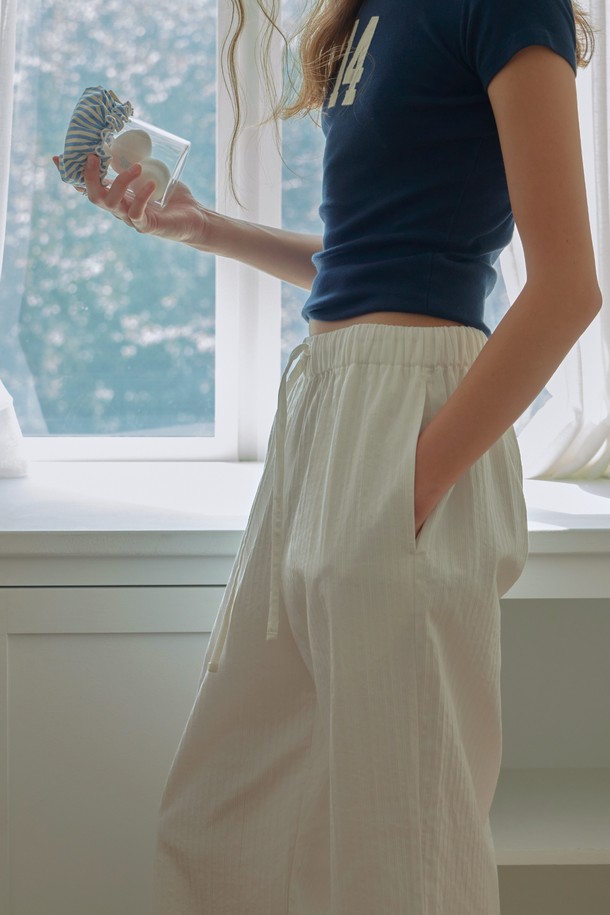 [오디넌트] 브린 순면 파자마 팬츠는 편안한 착용감을 선사하는 공용 파자마 팬츠입니다. 사계절 내내 활용 가능한 무지 디자인의 제품으로, 부드러운 순면 소재로 제작되어 쾌적한 수면 환경을 제공합니다. 밴딩 처리로 활동성을 높였으며, 집콕룩이나 편안한 휴식을 위한 아이템으로 제격입니다. 미니멀하고 캐주얼한 스타일을 선호하는 분들께 추천합니다.
