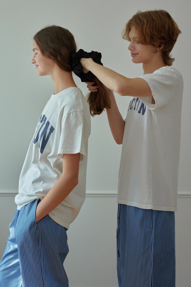 [오디넌트] 브린 순면 파자마 팬츠는 편안한 수면을 위한 남성용 파자마 팬츠입니다. 부드러운 순면 소재로 제작되어 사계절 내내 쾌적하게 착용할 수 있습니다. 블루 컬러에 스트라이프 패턴이 더해져 캐주얼하면서도 미니멀한 스타일을 연출합니다. 밴딩 허리 디자인과 여유 있는 실루엣으로 집콕룩으로 편안하게 즐길 수 있는 아이템입니다.
