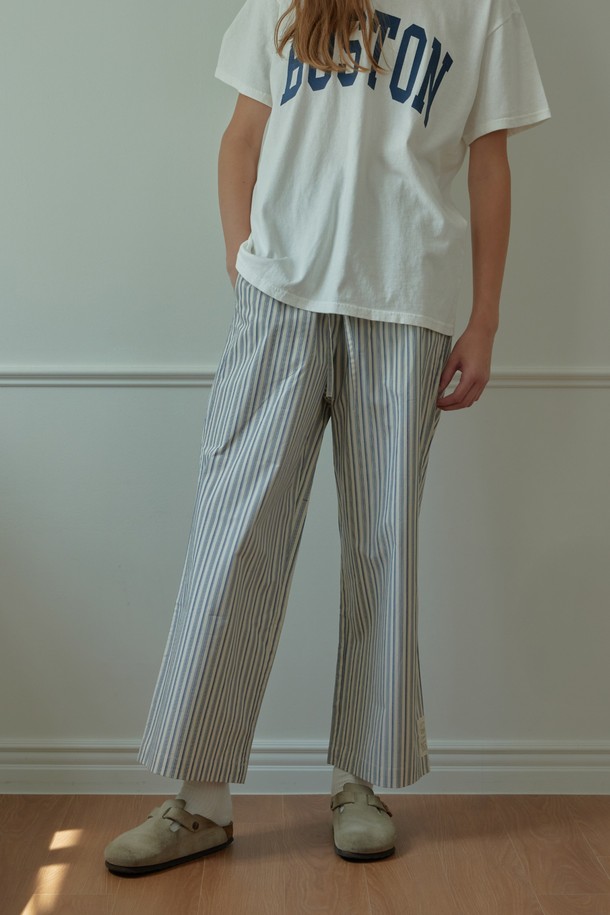 [오디넌트] 브린 순면 파자마 팬츠는 편안한 수면과 실내 활동에 적합한 남녀 공용 파자마 팬츠입니다. 부드러운 순면 소재로 제작되어 사계절 내내 쾌적하게 착용 가능하며, 루즈핏과 밴딩 디자인으로 편안함을 더했습니다. 그레이와 화이트 두 가지 색상으로 제공되며, 시원한 스트라이프 패턴이 특징입니다. 반바지 기장으로 제작되어 집콕룩, 캐주얼 및 미니멀 스타일을 연출하기 좋습니다.
