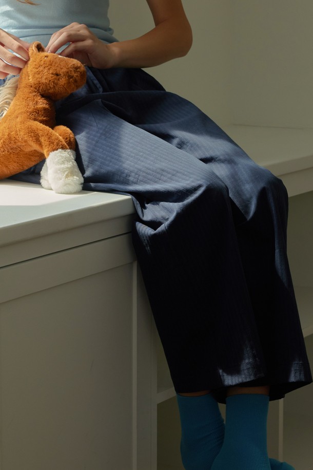 [오디넌트] 브린 순면 파자마 팬츠는 편안한 수면을 위한 집콕룩 아이템입니다. 네이비 색상의 무지 디자인으로, 사계절 내내 활용 가능한 긴 기장의 와이드핏 파자마 팬츠입니다. 부드러운 순면 소재로 제작되어 편안한 착용감을 선사하며, 허리 밴딩 처리로 활동성을 높였습니다. 미니멀하고 캐주얼한 스타일로, 집 안에서의 편안함을 추구하는 분들께 추천합니다.
