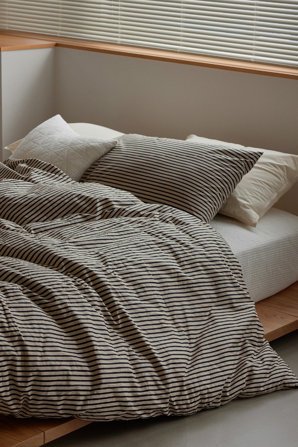 [오디넌트] 글래드 60수 고밀도 순면 사계절 차렵이불 Q 단품은 부드러운 촉감과 은은한 스트라이프 패턴이 돋보이는 퀸 사이즈 차렵이불입니다. 60수 고밀도 순면 소재로 제작되어 사계절 내내 쾌적하게 사용할 수 있으며, 포근한 감촉을 선사합니다. 그레이와 화이트 두 가지 모던한 컬러로 출시되어, 침실 인테리어에 포인트를 더할 수 있습니다. 꼼꼼한 마감 처리로 오래도록 변함없이 사용할 수 있으며, 편안한 잠자리를 위한 최적의 선택입니다. 심플하면서도 고급스러운 디자인으로, 어떤 침구와도 잘 어울립니다.
