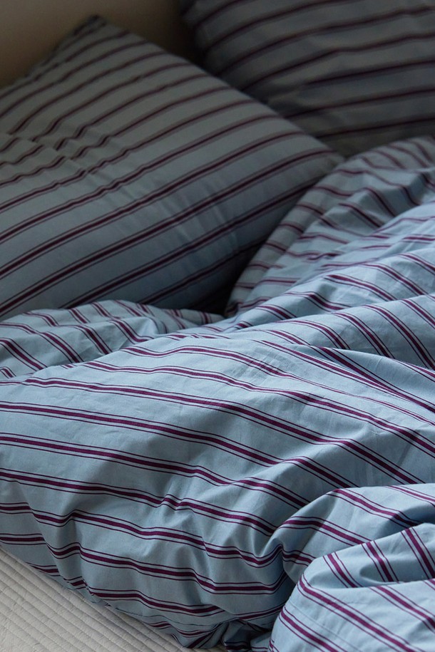 [오디넌트] 글래드 60수 고밀도 순면 사계절 차렵이불 Q 단품은 부드러운 촉감의 퀸 사이즈 이불입니다. 화이트와 레드의 두 가지 색상으로 제공되며, 스트라이프 패턴 디자인이 특징입니다. 60수 고밀도 순면 소재로 제작되어 사계절 내내 쾌적하게 사용할 수 있습니다. 차렵이불 형태로 제작되어 간편하게 사용할 수 있으며, 포근함을 선사합니다.
