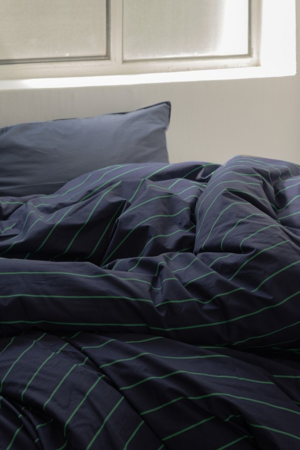 [오디넌트] 글래드 60수 고밀도 순면 사계절 차렵이불 Q 단품은 퀸 사이즈의 네이비 컬러 차렵이불입니다. 60수 고밀도 순면 소재로 제작되어 부드러운 촉감을 자랑하며, 사계절 내내 쾌적하게 사용할 수 있습니다. 체크 패턴 디자인으로 깔끔하고 세련된 침실 분위기를 연출하며, 침구 용도로 사용하기 좋습니다.
