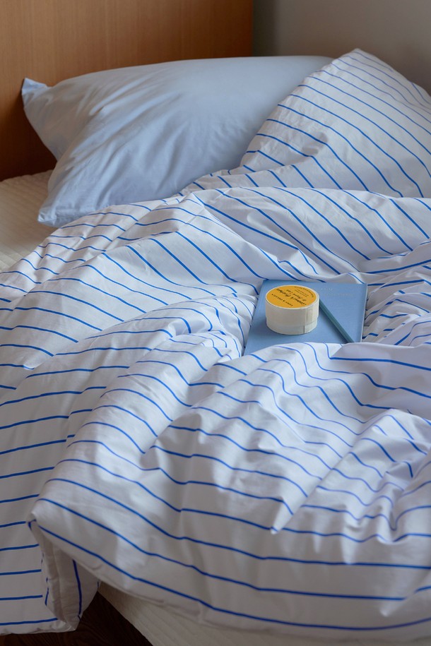 [오디넌트] 글래드 60수 고밀도 순면 사계절 차렵이불 Q 단품은 부드러운 촉감과 은은한 스트라이프 패턴이 돋보이는 퀸 사이즈 이불입니다. 60수 고밀도 순면 소재로 제작되어 사계절 내내 쾌적하게 사용 가능하며, 부드러운 감촉을 선사합니다. 화이트와 블루 두 가지 색상으로 제공되어 침실 분위기에 맞춰 선택할 수 있습니다. 촘촘한 고밀도 직조로 먼지 발생을 줄여 위생적이며, 차렵이불 디자인으로 간편하게 사용할 수 있습니다. 깔끔하고 모던한 디자인으로 침실에 포근함과 편안함을 더해줍니다.
