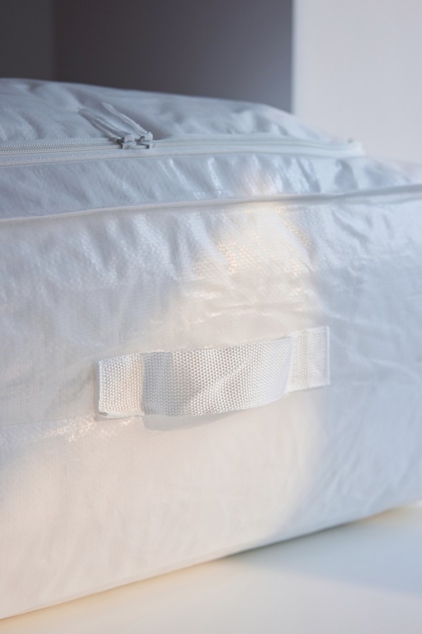 [오디넌트] 타포린 침구 보관용 이불가방 S는 넉넉한 수납공간을 제공하는 스몰 사이즈의 화이트 색상 이불가방입니다. 방수 및 방습 기능의 타포린 소재로 제작되어 침구, 의류, 장난감 등을 안전하게 보관할 수 있습니다. 양방향 지퍼와 핸들형 손잡이가 있어 사용이 편리하며, 가볍고 내구성이 뛰어나 실용적입니다. 사각형 디자인으로 공간 활용도가 높으며, 다양한 물품을 깔끔하게 정리할 수 있습니다.
