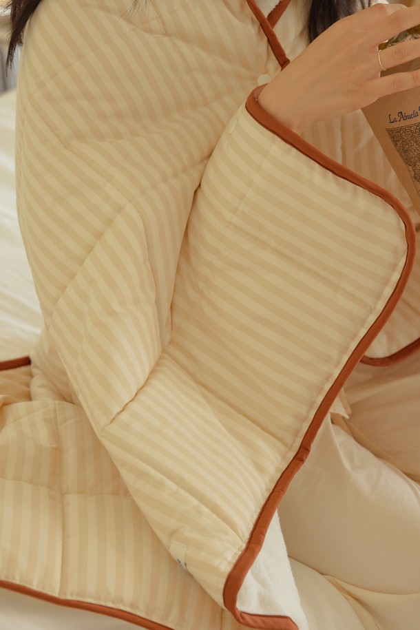 [오디넌트] 모모 양털 무릎담요 블랭킷(단추형)은 겨울철 따뜻함을 선사하는 포근한 무릎담요입니다. 부드러운 양털 소재로 제작되어 뛰어난 촉감을 자랑하며, 베이지 색상의 스트라이프 패턴이 은은한 멋을 더합니다. 두꺼운 두께감으로 보온성을 높였으며, 단추형 여밈 방식으로 간편하게 사용할 수 있습니다. 일상생활에서 넉넉하게 사용 가능한 실용적인 블랭킷입니다.
