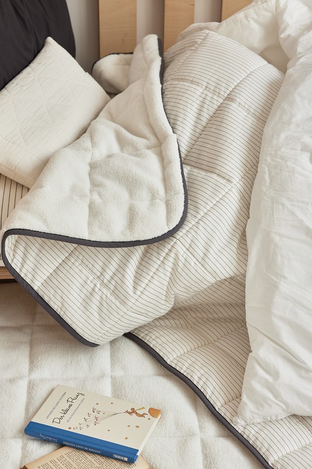 [오디넌트] 모모 양털 무릎담요 블랭킷(단추형)은 부드러운 양털 소재로 제작되어 가을과 겨울철 따뜻함을 선사하는 무릎담요입니다. 아이보리 색상의 무지 디자인으로 어떤 스타일에도 잘 어울리며, 두꺼운 두께감으로 포근하게 감싸줍니다. 간편하게 사용할 수 있는 단추형 여밈 방식으로 편리함을 더했습니다. 일상생활에서 보온성을 높여주는 실용적인 블랭킷입니다.
