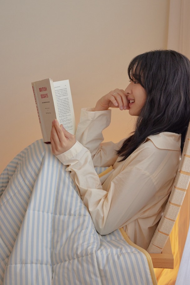 [오디넌트] 모모 양털 무릎담요 블랭킷(단추형)은 부드러운 양털 소재로 제작되어 포근한 촉감을 선사합니다. 그레이, 화이트 두 가지 색상으로 제공되며, 스트라이프 무늬가 돋보입니다. 두꺼운 두께감으로 보온성을 높였으며, 단추형 여밈 방식으로 간편하게 사용할 수 있습니다. 일상생활에서 블랭킷으로 활용하여 따뜻함을 더해보세요. 무릎담요 사이즈로 제작되어 실용성을 갖춘 제품입니다.
