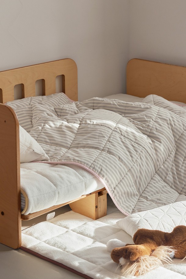 [오디넌트] 모모 양털 무릎담요 블랭킷(단추형)은 부드러운 양털 소재로 제작되어 포근한 보온성을 제공합니다. 두꺼운 두께감으로 가을과 겨울철에 따뜻하게 사용하기 좋으며, 스트라이프 무늬가 베이직한 분위기를 연출합니다. 화이트와 그레이 두 가지 색상으로 제공되며, 단추형 여밈 방식으로 편리하게 사용할 수 있습니다. 일상생활에서 무릎담요나 블랭킷으로 활용하여 편안함을 더해보세요.
