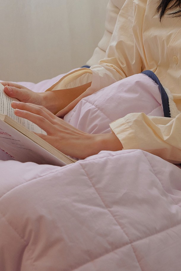 부드러운 양털 소재로 제작되어 포근함을 선사하는 [오디넌트] 모모 양털 무릎담요 블랭킷입니다. 겨울철 따뜻함을 더해줄 두꺼운 두께감과 핑크 색상의 사랑스러운 무지 디자인이 특징입니다. 단추형 여밈 방식으로 간편하게 사용할 수 있으며, 일상생활에서 보온성을 높여주는 실용적인 아이템입니다. 넉넉한 사이즈로 무릎을 충분히 덮어주어 더욱 따뜻하게 사용할 수 있습니다. 부드러운 촉감으로 편안함을 더해주는 [오디넌트] 모모 양털 무릎담요 블랭킷으로 따뜻한 겨울을 맞이하세요.
