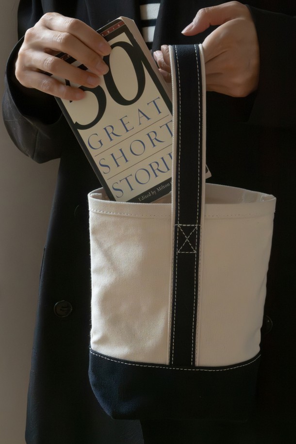 [오디넌트] 원핸들 옵티 토트백은 캔버스 소재의 여성 및 남성용 토트백입니다. 미디엄 사이즈의 무지 디자인으로, 베이지와 블랙 두 가지 색상으로 출시되었습니다. 투톤 배색과 심플한 디자인이 특징이며, 오픈형 잠금 방식을 채택하여 편리하게 사용 가능합니다. 일상생활에서 활용하기 좋은 실용적인 가방입니다. 원핸들 디자인으로 세련된 느낌을 더했습니다.
