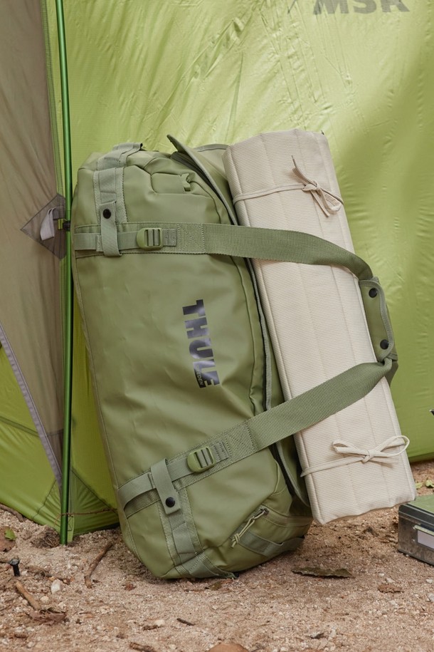 [오디넌트] 픽앤롤 피크닉매트는 피크닉, 캠핑, 아웃도어 활동에 적합한 휴대용 피크닉 매트입니다. 부드러운 촉감의 베이지색 폴리에스테르 소재로 제작되었으며, 얇은 두께와 접이식 디자인으로 휴대성을 높였습니다. 롤업형 디자인과 손잡이가 있어 간편하게 이동할 수 있습니다. 야외 활동 시 편안하게 휴식을 취할 수 있도록 도와주는 실용적인 아이템입니다.
