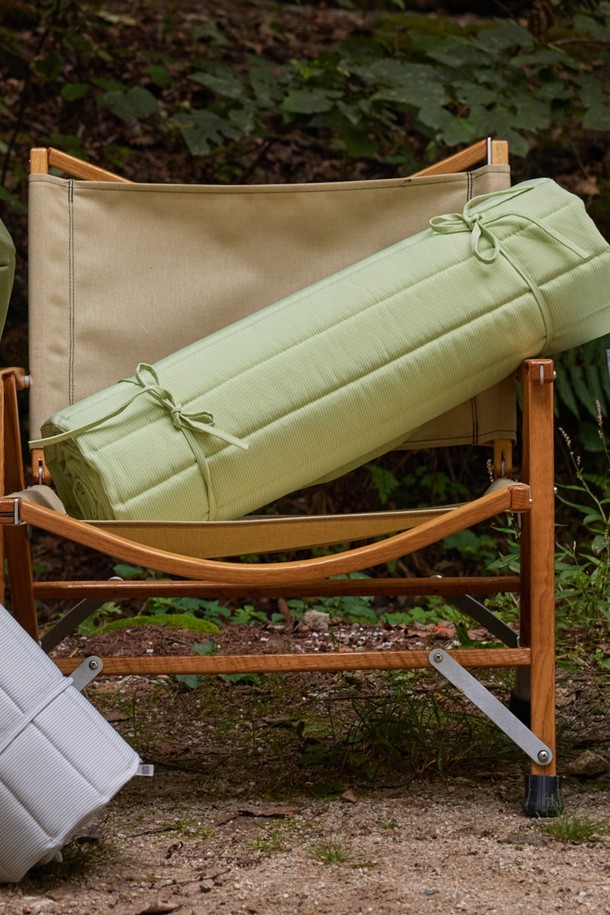 [오디넌트] 픽앤롤 피크닉매트는 민트, 그린 두 가지 색상으로 제공되는 피크닉 매트입니다. 가볍고 부드러운 폴리에스테르 소재로 제작되어 얇지만 편안한 사용감을 선사합니다. 접이식 구조와 롤업 디자인, 휴대용 손잡이로 피크닉, 캠핑, 일상생활 등 다양한 야외 활동 시 편리하게 휴대하고 사용할 수 있습니다. 봄, 여름, 가을 계절에 적합하며, 무지 디자인으로 깔끔함을 더했습니다. 픽앤롤(Pick & Roll) 매트 하나로 즐거운 야외 활동을 경험해 보세요.
