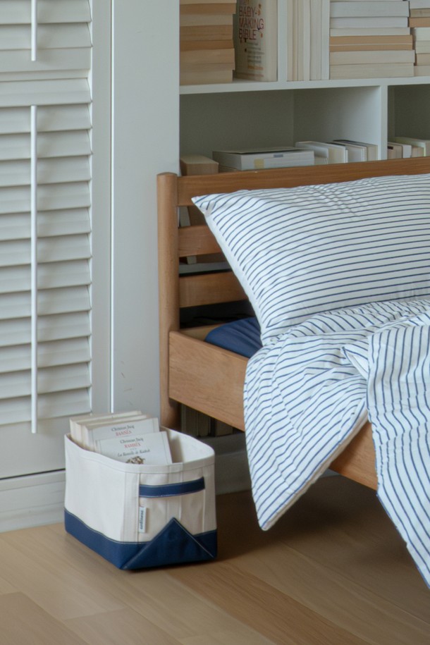 [오디넌트] 데이 캔버스 스토리지_네이비는 캔버스 소재로 제작된 수납/정리용품입니다. 네이비와 베이지 컬러의 이중 배색 디자인이 특징이며, 넉넉한 수납 공간을 제공합니다. 무지 디자인으로 어떤 공간에도 잘 어울리며, 다양한 물품을 깔끔하게 정리할 수 있습니다. 일상생활에서 유용하게 사용되는 실용적인 수납 솔루션입니다. 캔버스 소재 특유의 질감으로 부드러운 느낌을 선사합니다.
