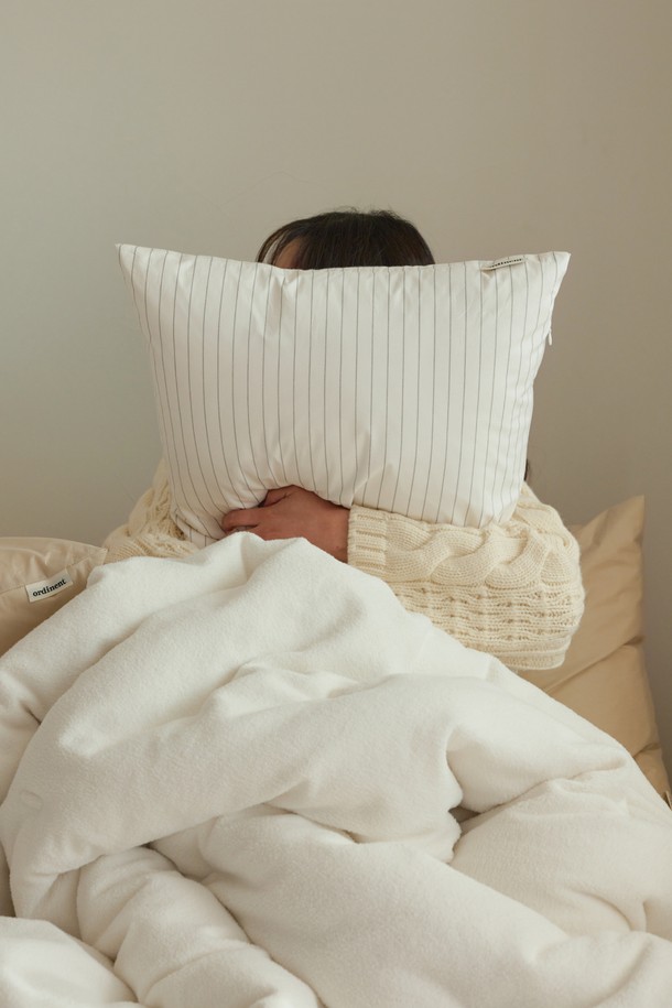 [오디넌트] 모플리 양면 베개커버는 부드러운 면 소재로 제작되어 편안한 촉감을 선사합니다. 미니멀하고 베이직한 스타일의 화이트 컬러에 스트라이프 패턴이 더해져 깔끔한 디자인을 연출합니다. 얇은 두께로 제작되어 쾌적한 사용감을 제공하며, 양면 디자인으로 활용도를 높였습니다. 일상에서 편안하게 사용할 수 있는 베개커버입니다.

