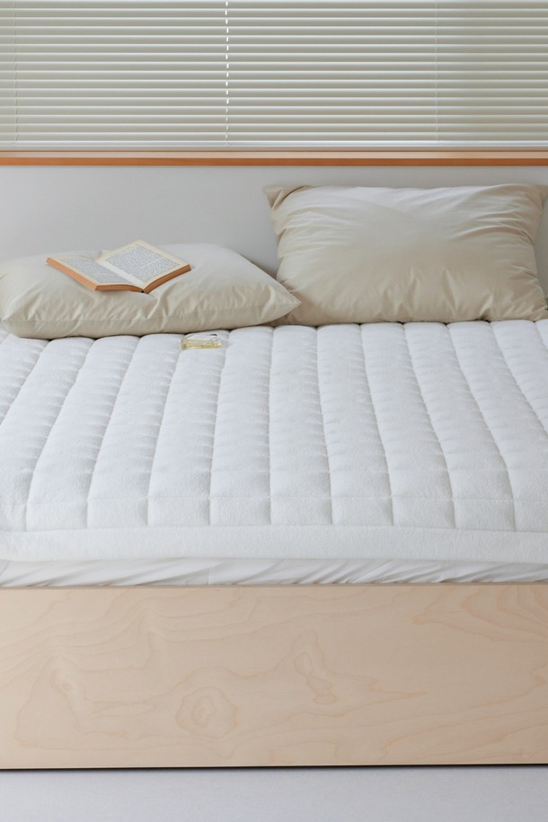 [오디넌트] 모플리 양털 극세사 논슬립 패드 SS는 부드러운 촉감의 화이트 컬러 무지 패드입니다. 8mm 두께의 폴리에스테르 극세사 소재로 제작되었으며, 사계절 내내 사용할 수 있습니다. 항균 99.9% 인증, OEKO-TEX Standard 100 인증을 받아 안심하고 사용할 수 있으며, 4면 밴딩 처리로 편리하게 사용할 수 있습니다. 정전기 방지, 경량 기능과 세탁 후 형태 유지가 용이하며 필링 방지 기능으로 오래도록 쾌적하게 사용할 수 있습니다. 매트리스 패드 또는 침구용으로 사용하기 적합합니다.
