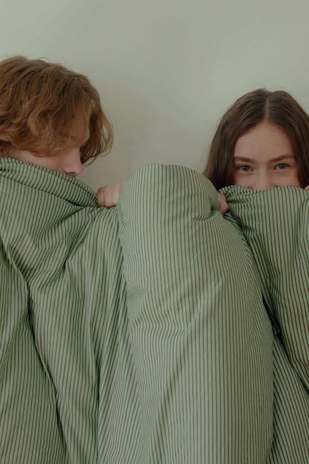 [오디넌트] 틸로우 스트라이프 면모달 차렵이불 Q세트는 부드러운 촉감과 은은한 스트라이프 패턴이 돋보이는 침구입니다. 저자극성 천연 면모달 원단과 실키한 모달, 포근한 면의 혼방으로 제작되어 사계절 내내 쾌적하게 사용 가능합니다. 항균 기능과 통기성이 뛰어나며, 소음이 적은 누빔 구조로 편안한 잠자리를 선사합니다. 형태 안정화 가공 및 유연제 가공을 거쳐 형태 유지 및 세탁 편의성을 높였습니다. 블루 네이비, 말차 브라우니 두 가지 색상으로 만나보세요.
