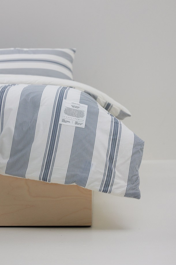 [오디넌트] 토누 스트라이프 60수 순면 차렵이불 S(SS) 베개커버+이불세트는 부드러운 60수 순면 소재로 제작되어 피부 자극 없이 포근한 잠자리를 선사합니다. Navy Cream, Matcha Cream 두 가지 색상으로 제공되며, 스트라이프 패턴이 은은한 포인트를 더합니다. 흡습, 통기, 보온 기능으로 사계절 내내 쾌적하게 사용할 수 있으며, 얇은 두께로 가볍고 형태 안정성이 뛰어납니다. OEKO-TEX STANDARD 100 인증을 받아 안심하고 사용할 수 있으며, 베개커버와 이불 세트로 구성되어 있습니다.
