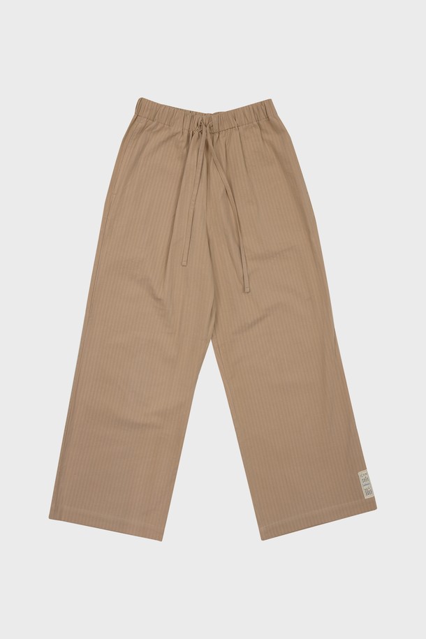 [오디넌트] 브린 순면 파자마 팬츠는 편안한 수면을 위한 필수템입니다. 베이지 색상의 무지 디자인으로, 미니멀하고 캐주얼한 집콕룩, 휴가룩을 연출하기 좋습니다. 부드러운 순면 소재로 제작되어 사계절 내내 통기성이 뛰어나 쾌적한 착용감을 제공합니다. 허리 밴딩과 스트링으로 체형에 맞게 조절 가능하며, 편안한 활동성을 보장합니다. 단품으로 구성되어 있으며, 어떤 상의와도 쉽게 매치하여 편안한 수면 시간을 즐길 수 있습니다.
