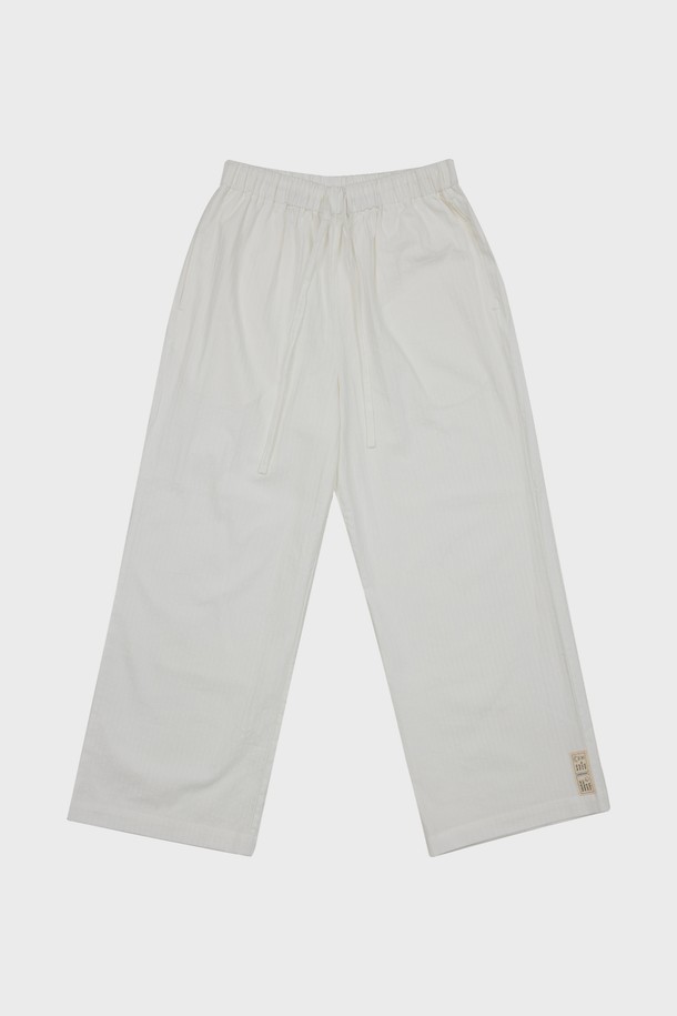 [오디넌트] 브린 순면 파자마 팬츠는 편안한 착용감을 선사하는 공용 파자마 팬츠입니다. 사계절 내내 활용 가능한 무지 디자인의 제품으로, 부드러운 순면 소재로 제작되어 쾌적한 수면 환경을 제공합니다. 밴딩 처리로 활동성을 높였으며, 집콕룩이나 편안한 휴식을 위한 아이템으로 제격입니다. 미니멀하고 캐주얼한 스타일을 선호하는 분들께 추천합니다.
