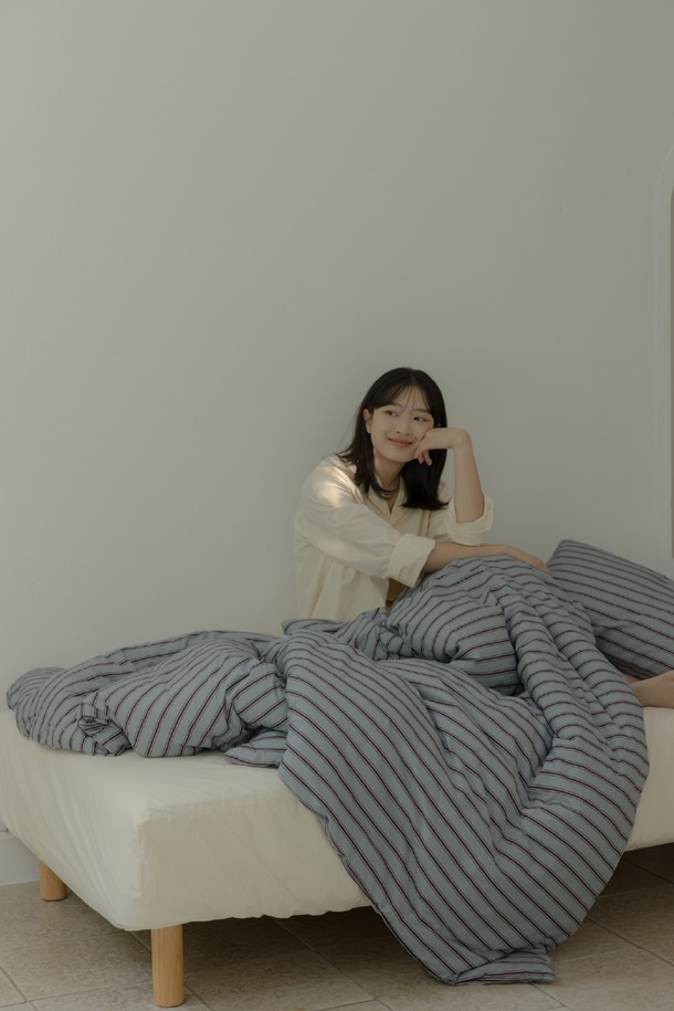 [오디넌트] 글래드 60수 고밀도 순면 사계절 차렵이불 Q 단품은 부드러운 촉감의 퀸 사이즈 이불입니다. 화이트와 레드의 두 가지 색상으로 제공되며, 스트라이프 패턴 디자인이 특징입니다. 60수 고밀도 순면 소재로 제작되어 사계절 내내 쾌적하게 사용할 수 있습니다. 차렵이불 형태로 제작되어 간편하게 사용할 수 있으며, 포근함을 선사합니다.
