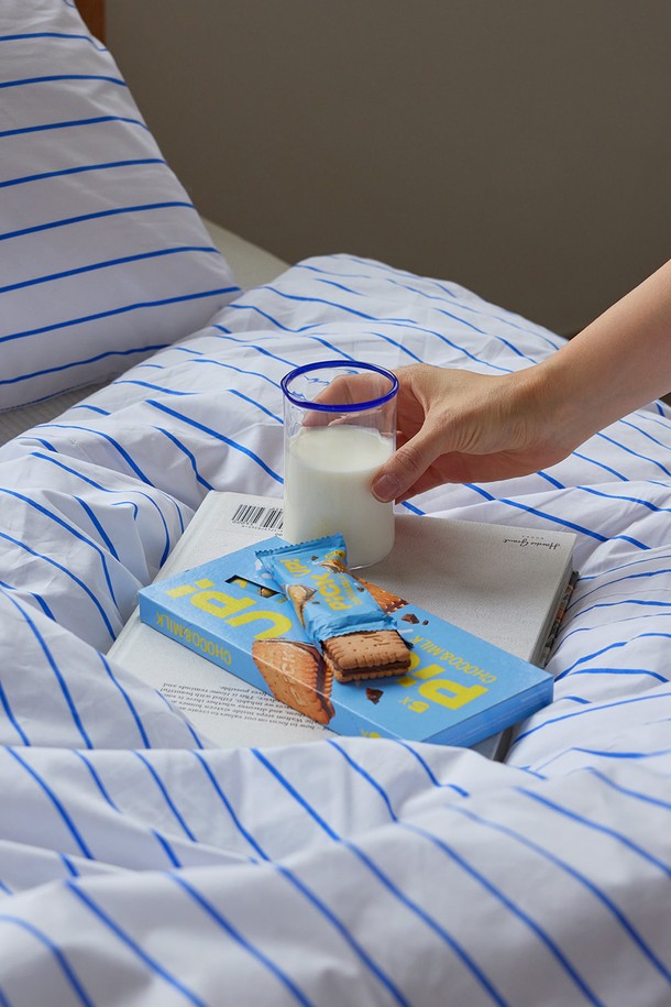 [오디넌트] 글래드 60수 고밀도 순면 사계절 차렵이불 Q 단품은 부드러운 촉감과 은은한 스트라이프 패턴이 돋보이는 퀸 사이즈 이불입니다. 60수 고밀도 순면 소재로 제작되어 사계절 내내 쾌적하게 사용 가능하며, 부드러운 감촉을 선사합니다. 화이트와 블루 두 가지 색상으로 제공되어 침실 분위기에 맞춰 선택할 수 있습니다. 촘촘한 고밀도 직조로 먼지 발생을 줄여 위생적이며, 차렵이불 디자인으로 간편하게 사용할 수 있습니다. 깔끔하고 모던한 디자인으로 침실에 포근함과 편안함을 더해줍니다.
