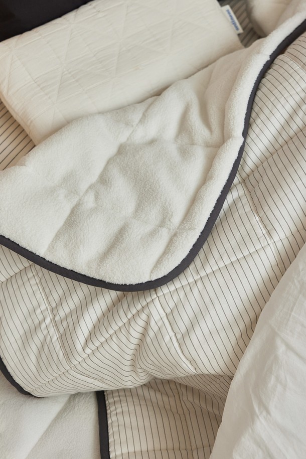 [오디넌트] 모모 양털 무릎담요 블랭킷(단추형)은 부드러운 양털 소재로 제작되어 가을과 겨울철 따뜻함을 선사하는 무릎담요입니다. 아이보리 색상의 무지 디자인으로 어떤 스타일에도 잘 어울리며, 두꺼운 두께감으로 포근하게 감싸줍니다. 간편하게 사용할 수 있는 단추형 여밈 방식으로 편리함을 더했습니다. 일상생활에서 보온성을 높여주는 실용적인 블랭킷입니다.
