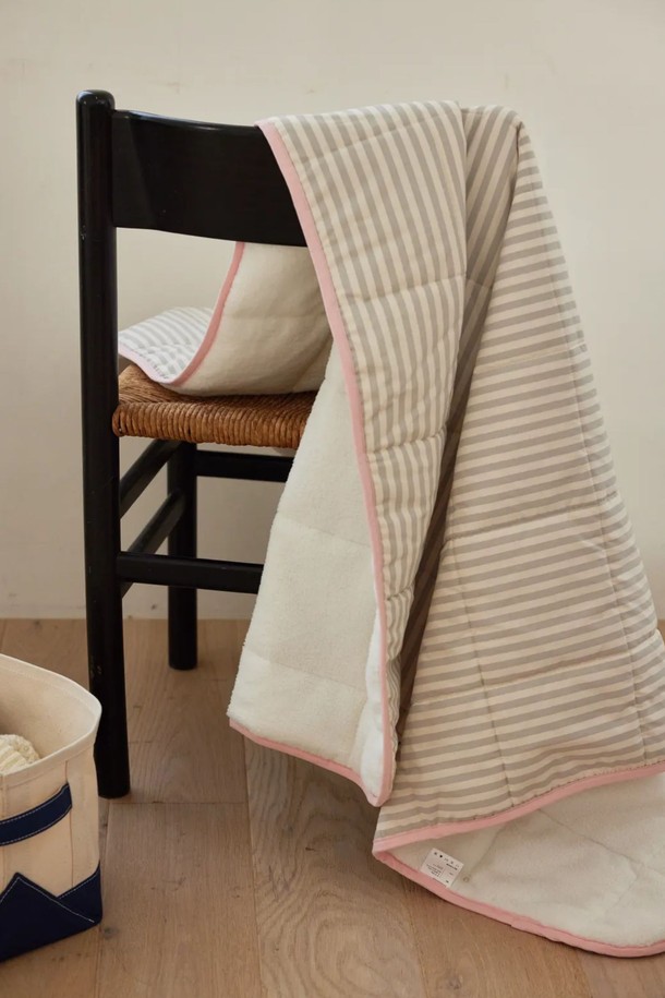 [오디넌트] 모모 양털 무릎담요 블랭킷(단추형)은 부드러운 양털 소재로 제작되어 포근한 보온성을 제공합니다. 두꺼운 두께감으로 가을과 겨울철에 따뜻하게 사용하기 좋으며, 스트라이프 무늬가 베이직한 분위기를 연출합니다. 화이트와 그레이 두 가지 색상으로 제공되며, 단추형 여밈 방식으로 편리하게 사용할 수 있습니다. 일상생활에서 무릎담요나 블랭킷으로 활용하여 편안함을 더해보세요.
