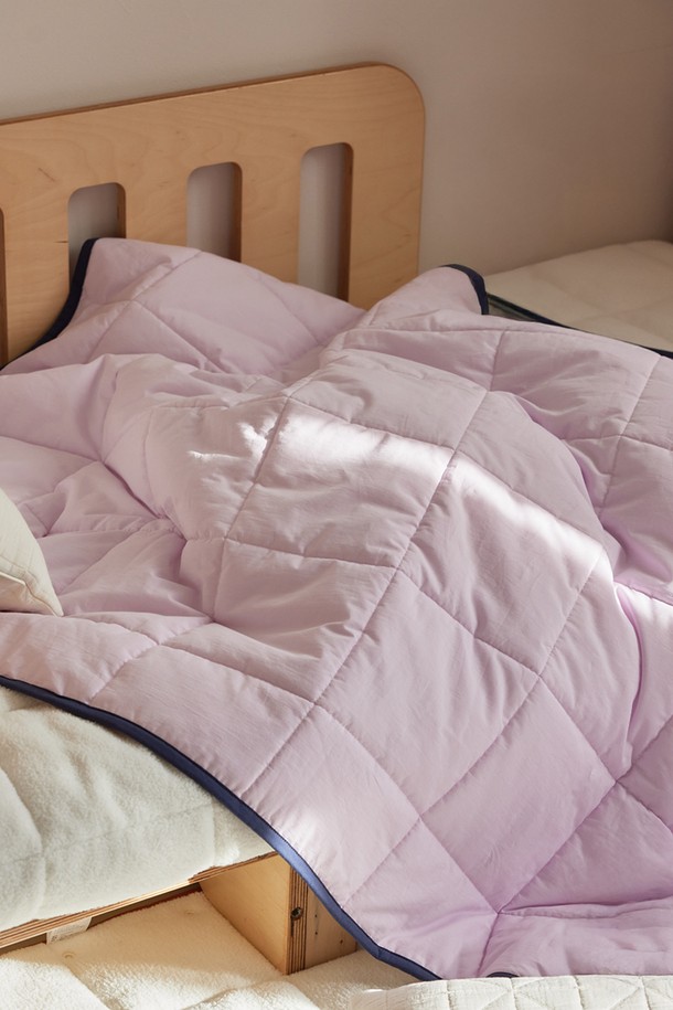 부드러운 양털 소재로 제작되어 포근함을 선사하는 [오디넌트] 모모 양털 무릎담요 블랭킷입니다. 겨울철 따뜻함을 더해줄 두꺼운 두께감과 핑크 색상의 사랑스러운 무지 디자인이 특징입니다. 단추형 여밈 방식으로 간편하게 사용할 수 있으며, 일상생활에서 보온성을 높여주는 실용적인 아이템입니다. 넉넉한 사이즈로 무릎을 충분히 덮어주어 더욱 따뜻하게 사용할 수 있습니다. 부드러운 촉감으로 편안함을 더해주는 [오디넌트] 모모 양털 무릎담요 블랭킷으로 따뜻한 겨울을 맞이하세요.
