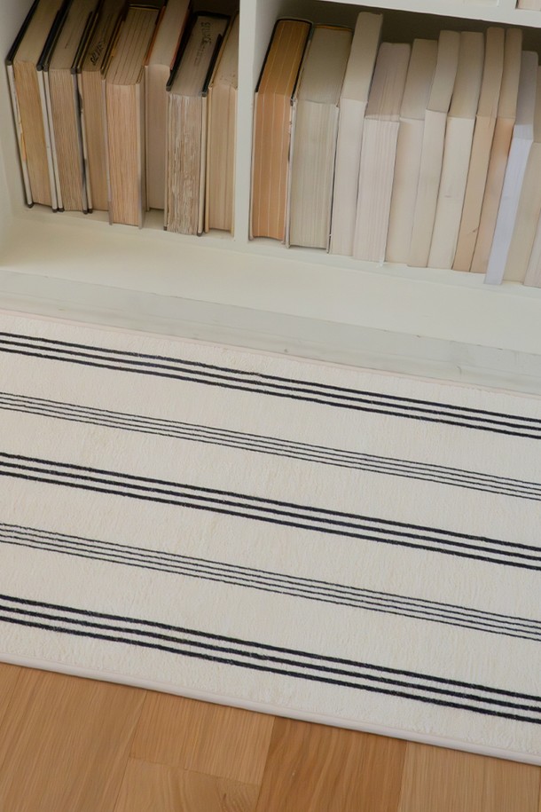 [오디넌트] 컴포트 논슬립 욕실 발매트 L은 부드러운 극세사 소재로 제작되어 뛰어난 흡수력을 자랑합니다. 화이트와 블랙 두 가지 색상으로 제공되며, 욕실 공간에 깔끔함을 더해줍니다. 미끄럼 방지 기능이 있어 안전하게 사용 가능하며, 두꺼운 두께감으로 편안한 사용감을 선사합니다. 스트라이프 패턴 디자인으로 세련된 욕실 분위기를 연출할 수 있습니다. L 사이즈로 넉넉한 크기를 제공하여 편리함을 더했습니다.
