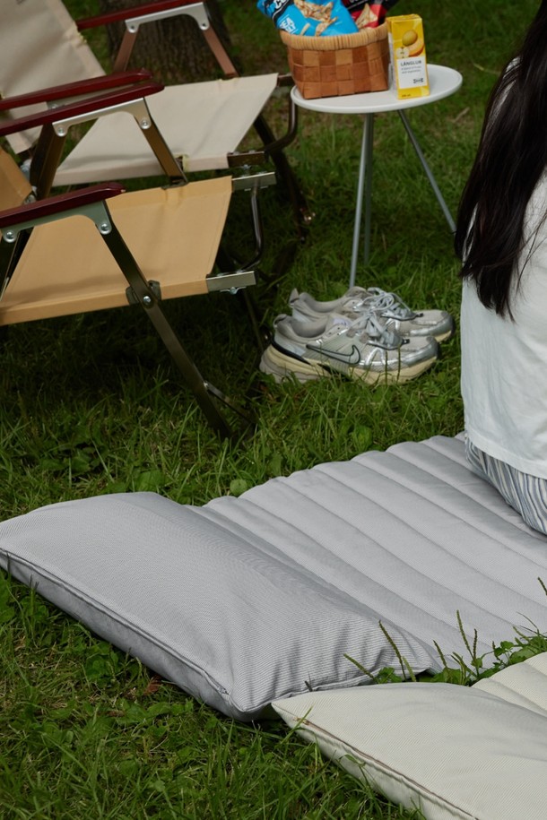 [오디넌트] 픽앤롤 피크닉매트는 피크닉, 캠핑, 아웃도어 활동에 적합한 접이식 휴대용 매트입니다. 얇은 두께의 폴리에스테르 소재로 제작되어 봄, 여름, 가을 계절에 사용할 수 있습니다. 무지 디자인의 그레이 컬러로, 롤업 형태로 간편하게 휴대할 수 있으며 경량이라 이동이 편리합니다. 야외 활동 시 편안함과 실용성을 동시에 제공하는 아이템입니다.
