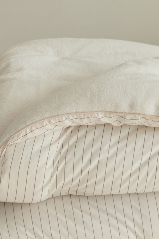 [오디넌트] 모플리 양털 극세사 차렵이불은 부드러운 촉감과 따뜻한 보온성을 자랑하는 겨울 이불입니다. 극세사 소재와 양털의 조화로 포근함을 선사하며, 무지 디자인의 화이트 컬러로 깔끔함을 더했습니다. 두꺼운 두께감으로 추운 날씨에도 따뜻하게 사용할 수 있으며, S(SS) 사이즈로 제작되어 다양한 침대에 활용 가능합니다. 차렵이불 단품으로 구성되어 실용적입니다.
