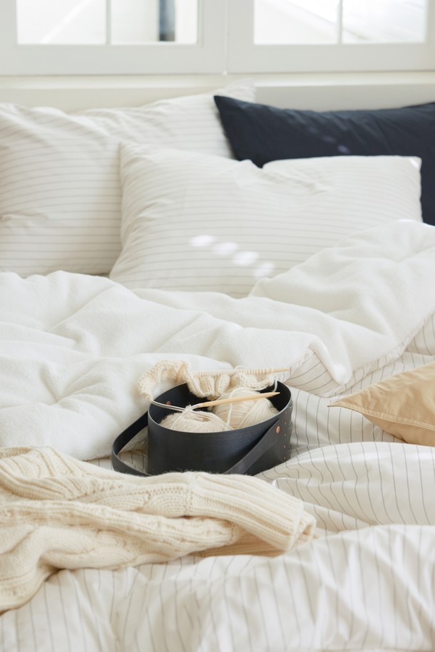 [오디넌트] 모플리 양털 극세사 차렵이불 Q 단품은 부드러운 촉감과 따뜻함을 선사하는 겨울용 이불입니다. 퀸(Q) 사이즈로 제작되어 넉넉한 사용감을 제공하며, 포근한 양털과 극세사 소재를 사용하여 뛰어난 보온성을 자랑합니다. 순백색의 무지 디자인으로 어떤 침실에도 잘 어울리며, 두꺼운 두께감으로 겨울철에도 따뜻하게 사용할 수 있습니다. 차렵이불 형태로 제작되어 간편하게 사용할 수 있으며, 편안한 잠자리를 위한 최적의 선택입니다.
