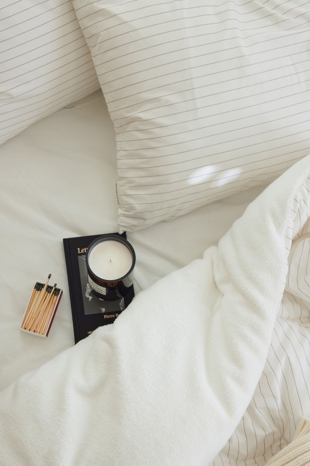 [오디넌트] 모플리 양털 극세사 차렵이불 S(SS) 베개커버+이불세트는 부드러운 촉감과 따뜻함을 제공하는 겨울용 이불 세트입니다. 극세사 소재와 양털의 조합으로 포근함을 더했으며, 스트라이프 패턴으로 디자인되어 깔끔한 느낌을 줍니다. 두꺼운 두께감으로 보온성을 높였으며, 차렵이불 형태로 제작되어 편리하게 사용할 수 있습니다. S(SS) 사이즈로 출시되어 다양한 침대 사이즈에 적합하며, 이불과 베개커버로 구성되어 실용적입니다. 화이트 컬러로 깨끗하고 산뜻한 침실 분위기를 연출합니다.
