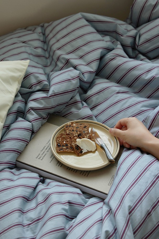 [오디넌트] 글래드 60수 고밀도 순면 사계절 차렵이불 Q 단품은 부드러운 촉감의 퀸 사이즈 이불입니다. 화이트와 레드의 두 가지 색상으로 제공되며, 스트라이프 패턴 디자인이 특징입니다. 60수 고밀도 순면 소재로 제작되어 사계절 내내 쾌적하게 사용할 수 있습니다. 차렵이불 형태로 제작되어 간편하게 사용할 수 있으며, 포근함을 선사합니다.
