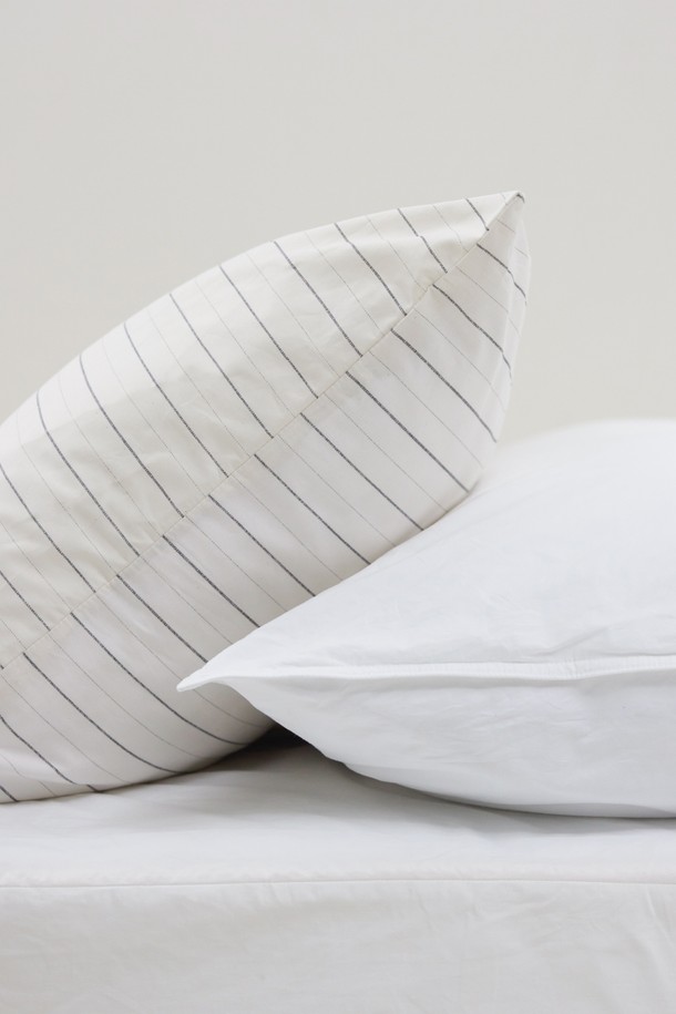 [오디넌트] 와이드 스트라이프 60수 순면 베개커버는 부드러운 촉감의 60수 순면 소재로 제작되었습니다. 시원하고 깔끔한 화이트 컬러 바탕에 와이드 스트라이프 패턴이 적용되어 시각적인 포인트를 더합니다. 침구 용도로 사용하기 적합하며, 편안한 잠자리를 위한 최적의 선택입니다. 심플하면서도 세련된 디자인으로 침실 분위기를 더욱 아늑하게 연출할 수 있습니다.
