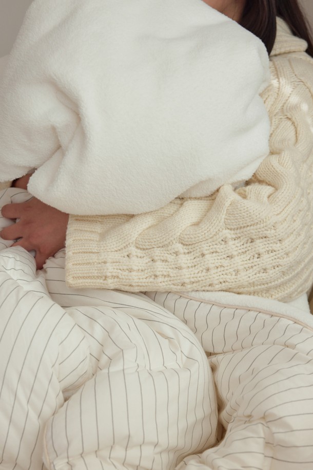 [오디넌트] 모플리 양털 극세사 차렵이불은 부드러운 촉감과 따뜻한 보온성을 자랑하는 겨울 이불입니다. 극세사 소재와 양털의 조화로 포근함을 선사하며, 무지 디자인의 화이트 컬러로 깔끔함을 더했습니다. 두꺼운 두께감으로 추운 날씨에도 따뜻하게 사용할 수 있으며, S(SS) 사이즈로 제작되어 다양한 침대에 활용 가능합니다. 차렵이불 단품으로 구성되어 실용적입니다.
