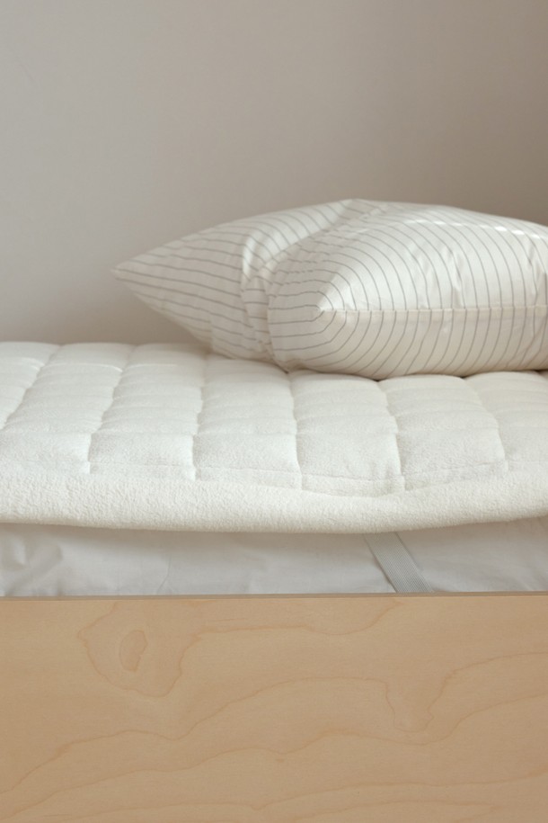 [프리오더+사은품 증정] 오디넌트 모플리 양털 극세사 논슬립 패드 Q는 부드러운 극세사와 양털 소재를 사용하여 포근함을 선사하는 퀸 사이즈 패드형 침구입니다. 퀼팅 처리로 디자인의 완성도를 높였으며, 두툼한 두께감으로 편안한 잠자리를 제공합니다. 화이트 색상으로 깨끗하고 깔끔한 침실 분위기를 연출할 수 있습니다. 미끄럼 방지 기능이 있어 침대 위에서 밀림 없이 안정적으로 사용할 수 있습니다. 지금 프리오더 시, 푸짐한 사은품 혜택까지 받아보세요.
