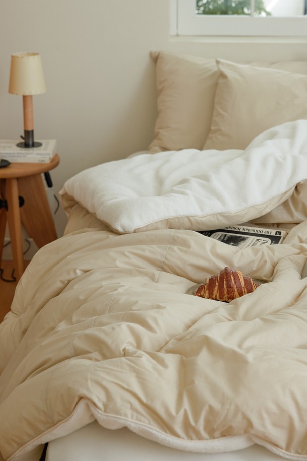 [오디넌트] 모플리 양털 극세사 차렵이불 S(SS) 베개커버+이불세트는 8mm 길이의 DTY 양털 극세사로 제작되어 부드러운 촉감을 자랑합니다. 베이지 색상의 무지 디자인으로 어떤 침실에도 잘 어울리며, 60수 코마사 순면을 사용하여 통기성을 높였습니다. 항균력 99.99%를 자랑하며, 먼지와 정전기를 방지하고 보온성이 뛰어나 사계절 내내 포근하게 사용 가능합니다. 국내 생산으로 품질을 보증하며, FITI 인증, 포름알데히드 및 유해성분 불검출 테스트를 통과하여 안심하고 사용할 수 있습니다. 세탁 후에도 형태 변형 없이 오랫동안 사용할 수 있는 실용적인 침구 세트입니다.
