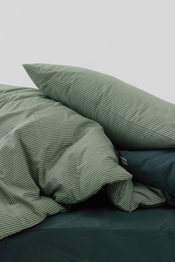 [오디넌트] 틸로우 스트라이프 면 모달 차렵이불 S(SS) 베개커버+이불세트는 부드러운 촉감의 면과 모달 소재를 사용하여 제작되었습니다. 모던한 스타일의 이불 세트로, 그린 컬러의 스트라이프 패턴이 특징입니다. 세트 구성은 이불과 베개커버로 이루어져 있으며, S와 SS 사이즈 중 선택 가능합니다. 쾌적한 잠자리를 위한 차렵이불로, 편안함을 선사합니다.
