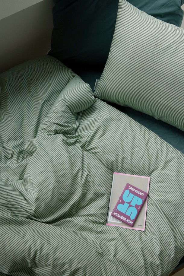 [오디넌트] 틸로우 스트라이프 면모달 차렵이불 Q세트는 부드러운 촉감과 은은한 스트라이프 패턴이 돋보이는 침구입니다. 저자극성 천연 면모달 원단과 실키한 모달, 포근한 면의 혼방으로 제작되어 사계절 내내 쾌적하게 사용 가능합니다. 항균 기능과 통기성이 뛰어나며, 소음이 적은 누빔 구조로 편안한 잠자리를 선사합니다. 형태 안정화 가공 및 유연제 가공을 거쳐 형태 유지 및 세탁 편의성을 높였습니다. 블루 네이비, 말차 브라우니 두 가지 색상으로 만나보세요.
