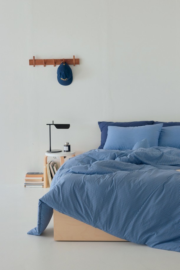 [오디넌트] 틸로우 스트라이프 면모달 차렵이불 Q세트는 부드러운 모달과 면 혼방 소재로 제작되어 실키한 터치감을 선사합니다. 블루 네이비, 말차 브라운 두 가지 색상으로 제공되며, 스트라이프 무늬가 특징입니다. 얇은 두께로 사계절 내내 사용 가능하며, 흡습, 항균, 통기성이 우수합니다. 소음이 적고 형태 안정성이 뛰어나며, 피부 자극이 적어 편안한 잠자리를 제공합니다. 항균 99.99% (FITI 인증) 및 유해물질 무검출로 안심하고 사용할 수 있는 차렵이불 세트입니다. 세트 구성은 이불과 베개커버로 이루어져 있습니다.
