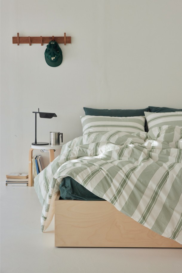 [오디넌트] 토누 스트라이프 60수 순면 차렵이불 S(SS) 베개커버+이불세트는 부드러운 촉감의 60수 순면 소재로 제작되어 흡습, 통기, 속건 기능이 뛰어납니다. 네이비 크림, 말차 크림 두 가지 색상으로 출시되었으며, 미니멀하고 베이직한 스트라이프 패턴 디자인으로 사계절 내내 사용하기 좋습니다. OEKO-TEX STANDARD 100 인증을 받아 안심하고 사용할 수 있으며, 화학 물질 무첨가 및 형태 안정 가공으로 세탁 후 변형을 최소화했습니다. 가볍고 보온성이 우수하며, 회복력이 뛰어나 오랫동안 쾌적하게 사용할 수 있습니다.
