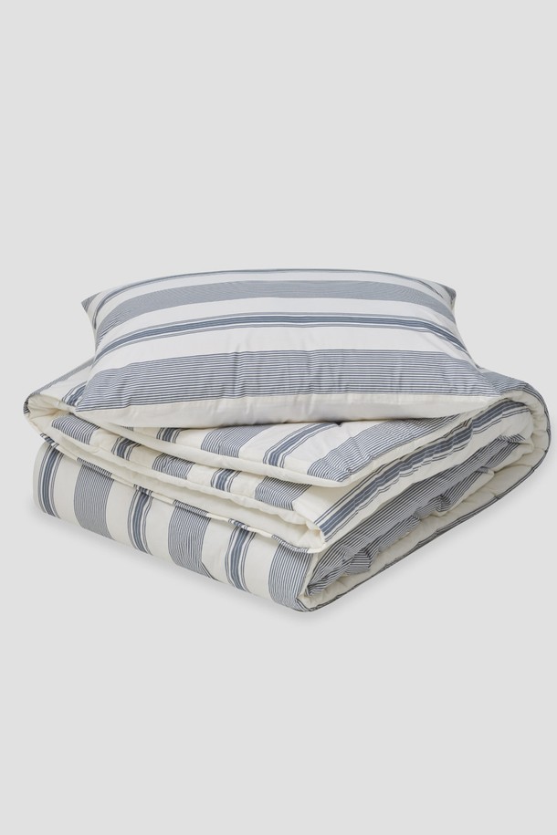 [오디넌트] 토누 스트라이프 60수 순면 차렵이불 S(SS) 베개커버+이불세트는 부드러운 60수 순면 소재로 제작되어 피부 자극 없이 포근한 잠자리를 선사합니다. Navy Cream, Matcha Cream 두 가지 색상으로 제공되며, 스트라이프 패턴이 은은한 포인트를 더합니다. 흡습, 통기, 보온 기능으로 사계절 내내 쾌적하게 사용할 수 있으며, 얇은 두께로 가볍고 형태 안정성이 뛰어납니다. OEKO-TEX STANDARD 100 인증을 받아 안심하고 사용할 수 있으며, 베개커버와 이불 세트로 구성되어 있습니다.
